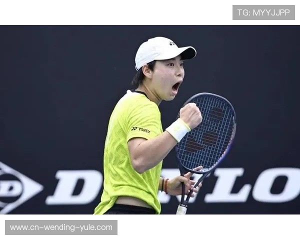 网球赛季最新动态：顶尖球员激战赛场精彩瞬间盘点